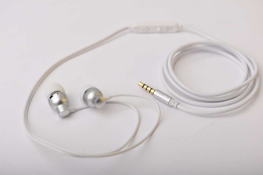 UEELR DR133 سماعة معدن صوت وجوده ممتازه